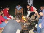 Jugendliche beim Lagerfeuer 