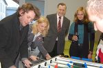 Landesrätin Elisabeth Grossmann beim Tischfussball spielen in der Jugendlounge in Pöls.