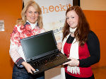 Laptopübergabe an Magdalena Pinegger durch Jugendlandesrätin Mag.a Elisabeth Grossmann © geopho.com