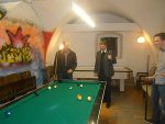 Auch Dechant Maximilian Tödtling versuchte sein Glück beim Billard. 