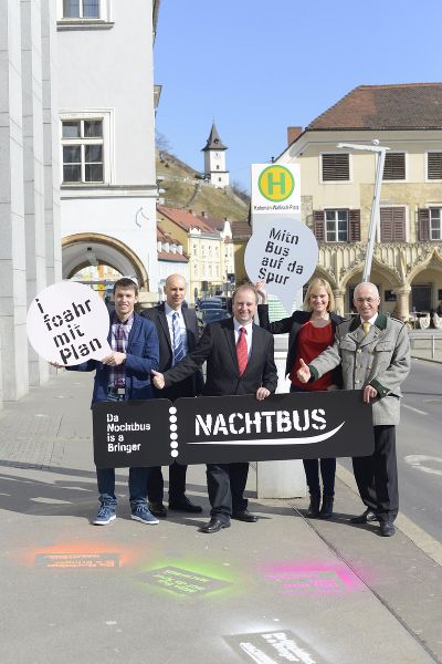 Projektleiter Christoph Bammer, Regionalamanager Jochen Werderitsch und Jugendmanagerin Valerie Böckel mit Vertretern von Postbus