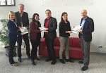 Das Regionalmanagement mit Valerie Böckel (li.), Lisa Neumann (Mitte) und Jochen Werderitsch (re.) übergab die Lehrunterlagen an die Pflichtschulinspektoren Claus Kastner (li.), Ferdinand Paller (Mitte) und Elisabeth Schwendenwein (re.). © FH Kapfenberg Das Regionalmanagement mit Valerie Böckel (li.), Lisa Neumann (Mitte) und Jochen Werderitsch (re.) übergab die Lehrunterlagen an die Pflichtschulinspektoren Claus Kastner (li.), Ferdinand Paller (Mitte) und Elisabeth Schwendenwein (re.).