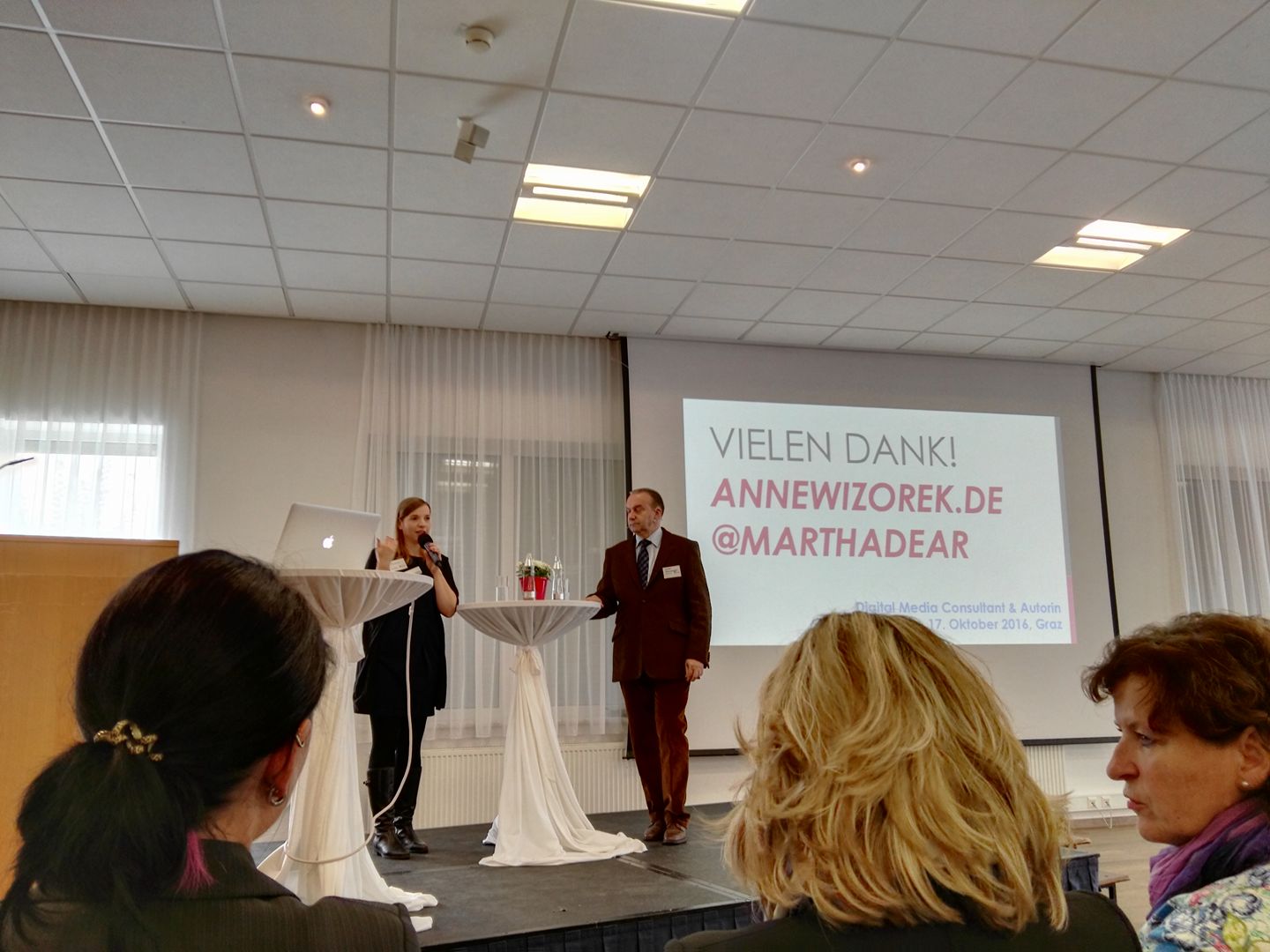 Anne Wizorek am Ende ihres Vortrags Anne Wizorek am Ende ihres Vortrags