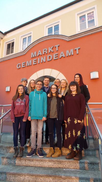 Die Projektgruppe mit Bgm. Jochen Jance und Jugendmanagerin Valerie Böckel (3. und 4. v. l. hinten) © Bammer Die Projektgruppe mit Bgm. Jochen Jance und Jugendmanagerin Valerie Böckel (3. und 4. v. l. hinten)