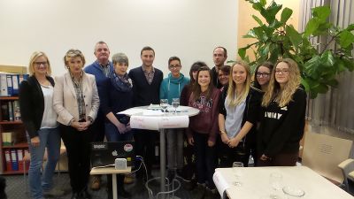 Die Jugendlichen mit den DiskutantInnen Bgm. Jochen Jance, Vizebürgermeister Ernst Ebner, Jugendreferentin Claudia Fasching, Sozialarbeiter Achim Lernbass und Volksschuldirektorin Sigrid Rogetzer und Jugendmanagerin Valerie Böckle (li.) © Bammer Die Jugendlichen mit den DiskutantInnen Bgm. Jochen Jance, Vizebürgermeister Ernst Ebner, Jugendreferentin Claudia Fasching, Sozialarbeiter Achim Lernbass und Volksschuldirektorin Sigrid Rogetzer und Jugendmanagerin Valerie Böckle (li.)