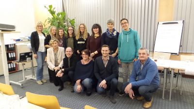 Die Jugendlichen mit den Diskutanten bei der Podiumsdiskussion in St. Barbara