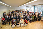Mit der Technikbox Metall/Stahl gelang ein bedeutender Schulterschluss zwischen Wirtschaft, Bildung und Region. Das Regionalmanagement mit Jochen Werderitsch (1. Reihe sitzend, re.), Doris Haider, Lisa Neumann, Valerie Böckel und Bianca Klapfer (kniend v.l.) mit den Schulleitern, Pflichtschulinspektoren sowie Vertretern der heimischen Industrie und Bildung und des Landes Steiermark. © Freisinger Mit der Technikbox Metall/Stahl gelang ein bedeutender Schulterschluss zwischen Wirtschaft, Bildung und Region. Das Regionalmanagement mit Jochen Werderitsch (1. Reihe sitzend, re.), Doris Haider, Lisa Neumann, Valerie Böckel und Bianca Klapfer (kniend v.l.) mit den Schulleitern, Pflichtschulinspektoren sowie Vertretern der heimischen Industrie und Bildung und des Landes Steiermark.
