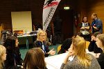 Jugendmanagerin Valerie Böckel diskutierte mit den SchülerInnen über die Bedeutung von Beteiligung. © Panthersie Jugendmanagerin Valerie Böckel diskutierte mit den SchülerInnen über die Bedeutung von Beteiligung.