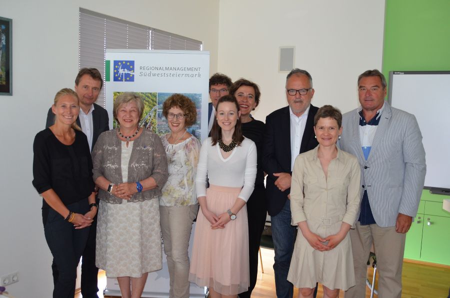  RR Helene Pilko, Pflichtschulinspektorin der Bildungsregion Südweststeiermark,  Landesschulinspektor Hermann Zoller, Helga Kügerl (Regionsvorsitzende Südweststeiermark) und Marion Innerhofer-Eibel (BBO-Koordination Land Steiermark A6 Fachabteilung Gesellschaft), Elke Lambauer „AusBildung bis 18“ sowie Professor Bernd Preiner von der PH Steiermark, GF Regionalmanagement Lasse Kraack, BBO Koordinatorin Kathrin Lendl