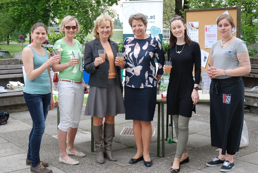 Am Foto v.l.n.r.: Antonia Zengerer (Styria vitalis), Inge Zelinka-Roitner (Styria vitalis), Christa Horn (Fachinspektorin für Bewegungserziehung und Sport), Gerda Lichtberger (Direktorin BORG Deutschlandsberg), Elisabeth Reiterer (Regionalmanagement Südweststeiermark), Hannah Brauchart (Streetwork Deutschlandsberg)