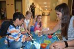 Unter professioneller Anleitung erzeugten die Kinder Strom aus Solarenergie, womit sie selbstgebaute Propeller antreiben konnten. © RML Unter professioneller Anleitung erzeugten die Kinder Strom aus Solarenergie, womit sie selbstgebaute Propeller antreiben konnten.