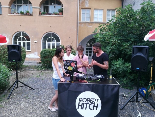 Interessierte mit DJ Robert Hitch