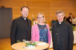 Valerie Böckel mit den beiden Dechanten Clemens Grill (li.) und David Schwingenschuh (re.)