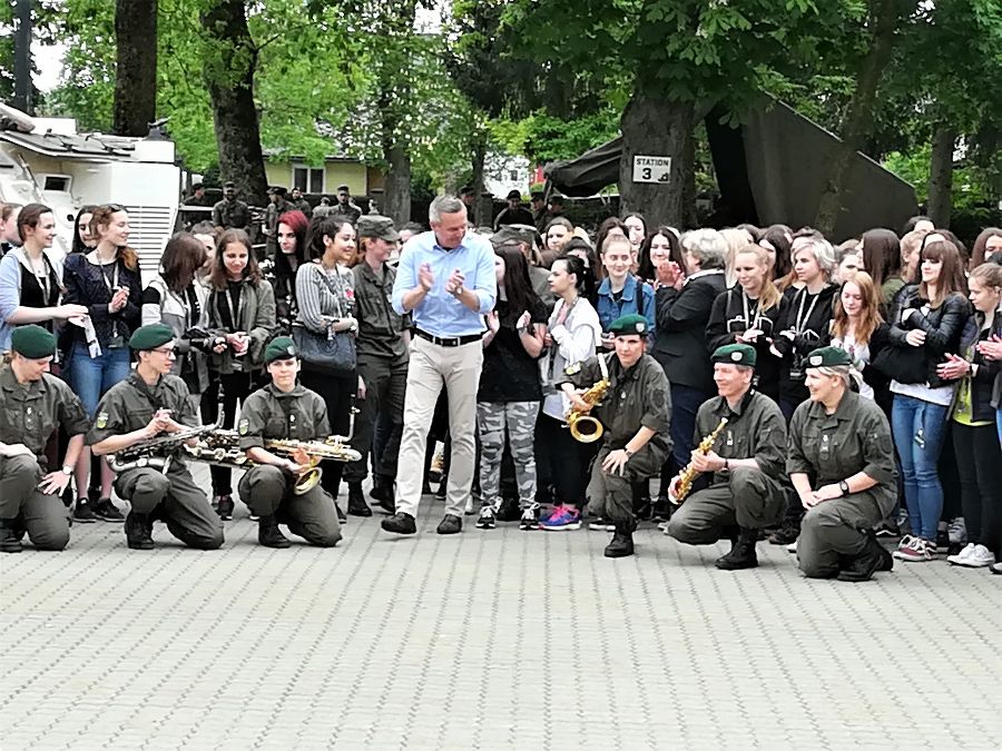 Herr Minister Kunasek beim Abschlussfoto