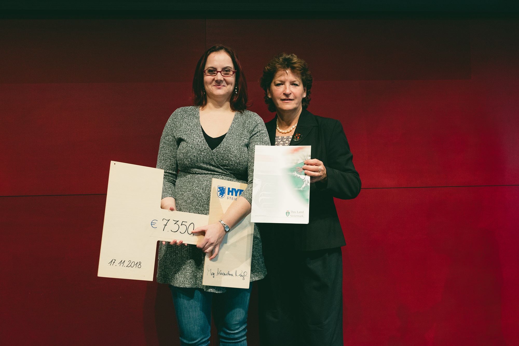 Gewinnerin des Hauptpreises: MMag.a Kathrin Steinberger und Bildungslandesrätin Mag.a Ursula Lackner
