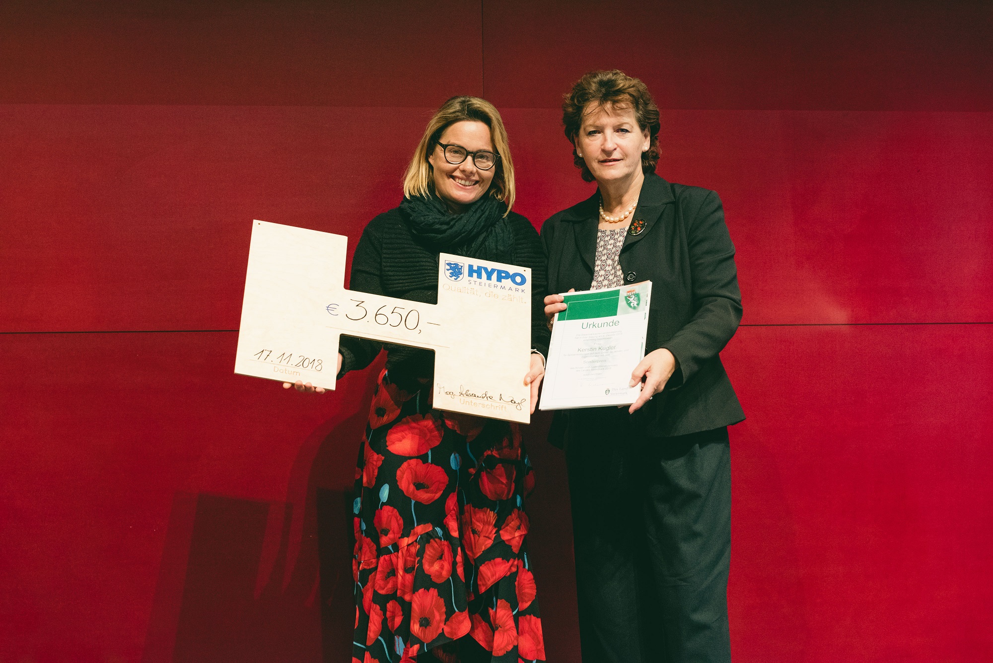 Gewinnerin des Sonderpreises: Mag.a Kerstin Kugler mit Bildungslandesrätin Mag.a Ursula Lackner