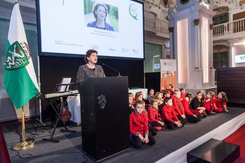 Landesrätin Ursula Lackner mit dem Kinderchor Musikvolksschule St. Peter Landesrätin Ursula Lackner mit dem Kinderchor Musikvolksschule St. Peter