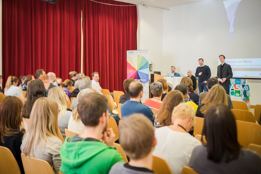 Gefüllter Saal beim FAKE-OFF! Event 