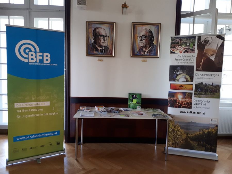 Tisch mit Informationsmaterial beim LehrerInnenseminar in Bad Gleichenberg