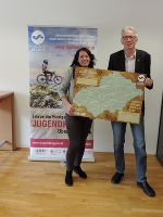 Jugendmanagerin Martina Haßler und Schulqualitätsmanager Claus Kastner präsentieren das Projekt Schatzreise